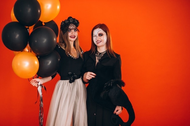 Dos chicas en disfraces de halloween