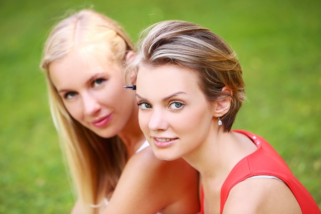 Dos chicas se divierten en el parque