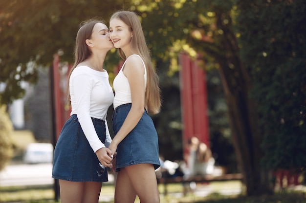 Dos chicas elegantes y con estilo en un parque de primavera