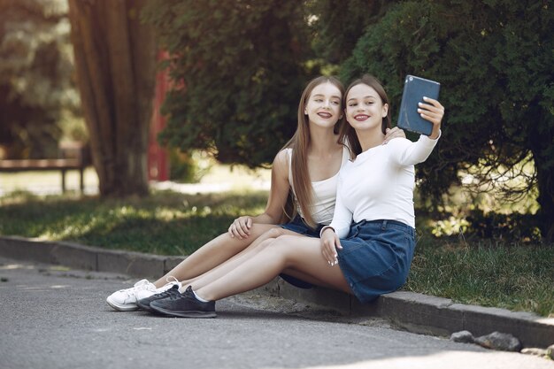 Dos chicas elegantes y con estilo en un parque de primavera