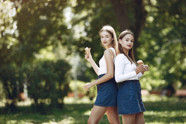 Dos chicas elegantes y con estilo en un parque de primavera