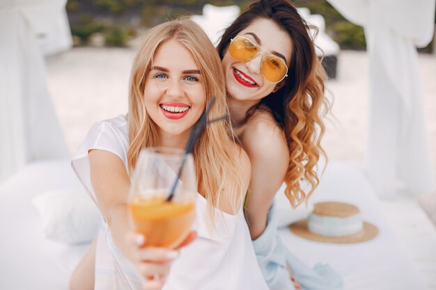 Dos chicas elegantes en un resort