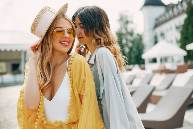 Dos chicas elegantes en un resort