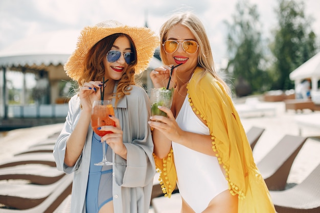 Dos chicas elegantes en un resort