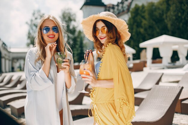 Dos chicas elegantes en un resort