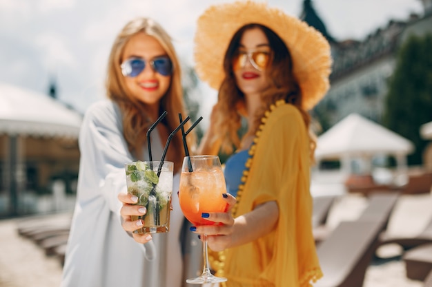 Dos chicas elegantes en un resort