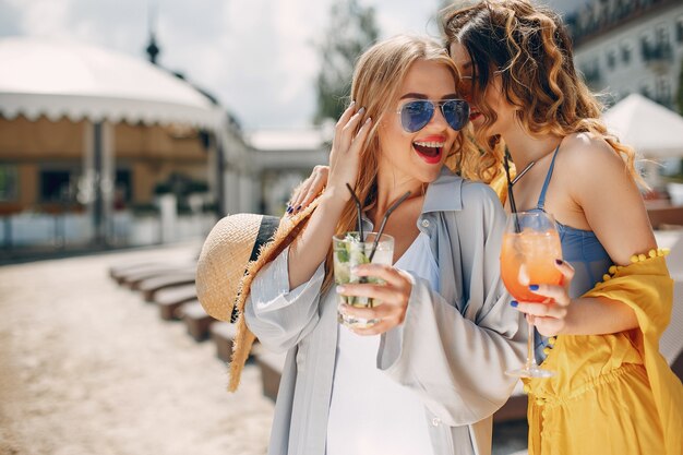 Dos chicas elegantes en un resort