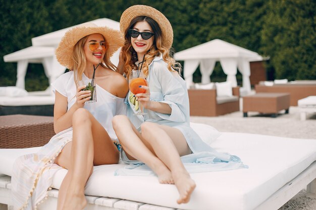 Dos chicas elegantes en un resort