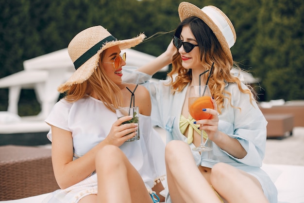 Dos chicas elegantes en un resort