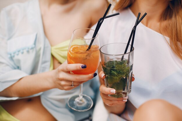 Dos chicas elegantes en un resort