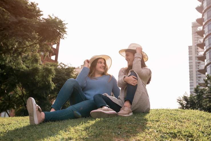 Foto gratuito dos chicas en entorno urbano