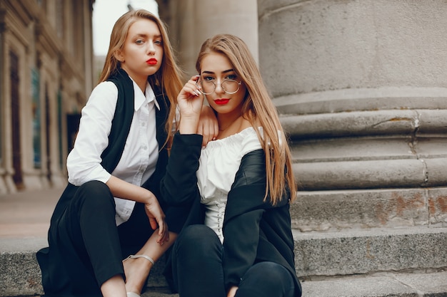 Dos chicas con estilo en una ciudad de verano.