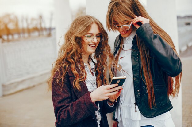 dos chicas con estilo en una ciudad