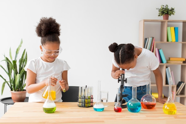 Dos chicas experimentando con ciencia