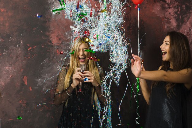 Dos chicas felices celebrando año nuevo