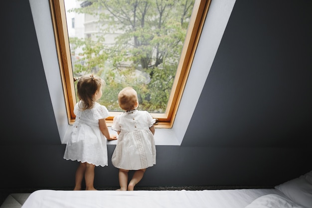 Foto gratuita dos chicas felices están mirando algo en la ventana