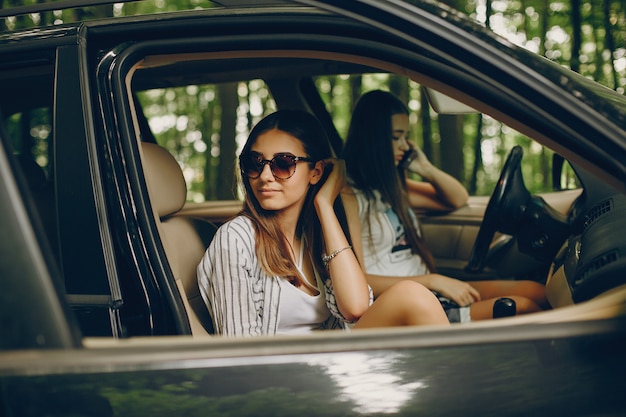 Dos chicas guapas en un carro