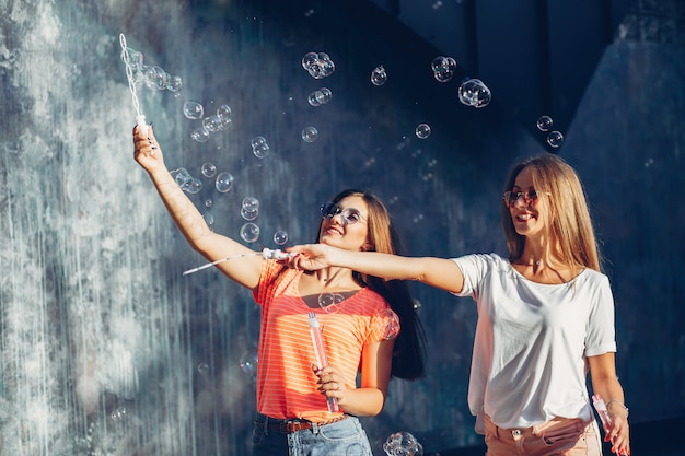 Dos chicas guapas en una ciudad de verano.