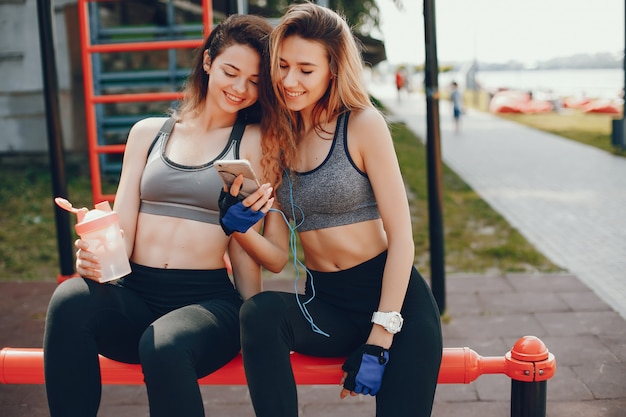 Dos chicas guapas se dedican a los deportes.