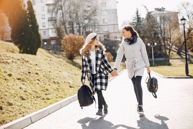 Dos chicas guapas en un parque de primavera