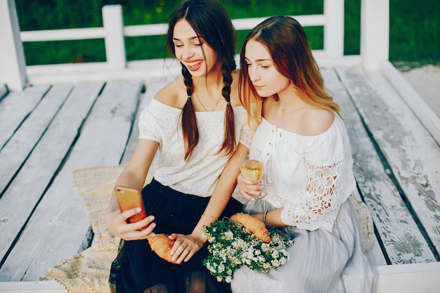 Foto gratuita dos chicas guapas en un parque de verano