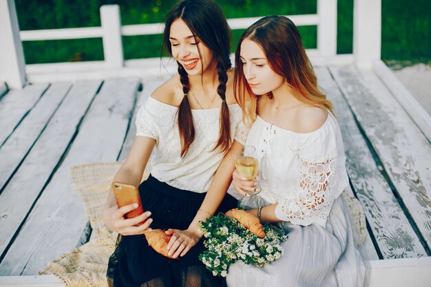 Dos chicas guapas en un parque de verano