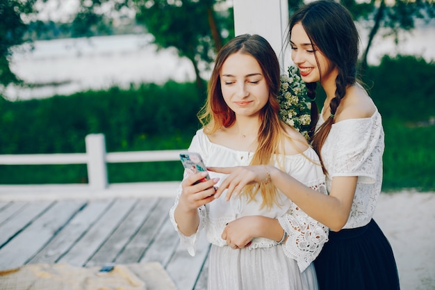 Dos chicas guapas en un parque de verano