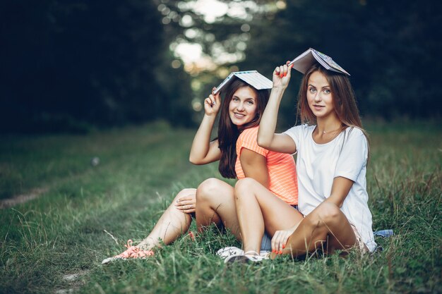 Dos chicas guapas en un parque de verano