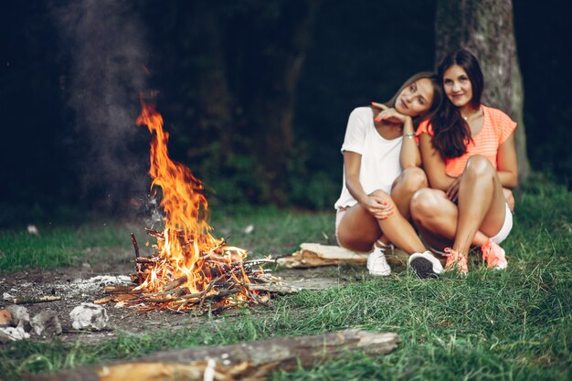 Dos chicas guapas en un parque de verano