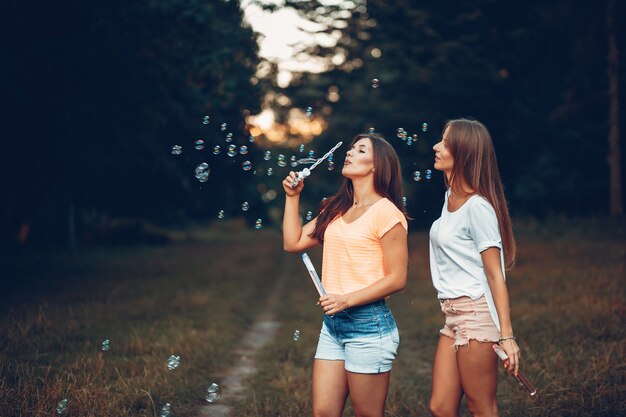 Dos chicas guapas en un parque de verano