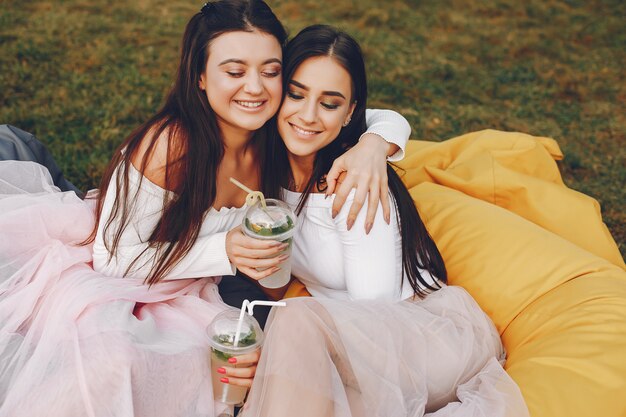 Dos chicas guapas en un parque de verano