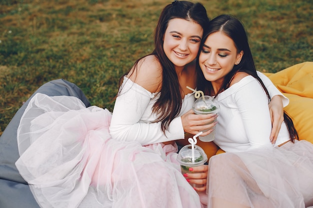 Foto gratuita dos chicas guapas en un parque de verano