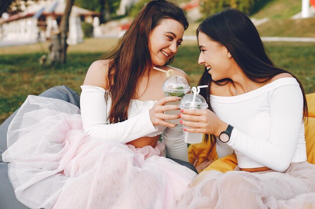 Dos chicas guapas en un parque de verano