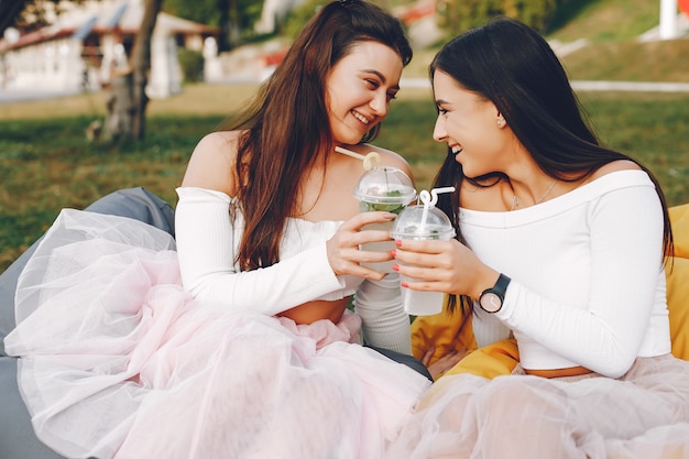 Dos chicas guapas en un parque de verano