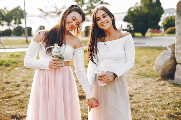 Dos chicas guapas en un parque de verano