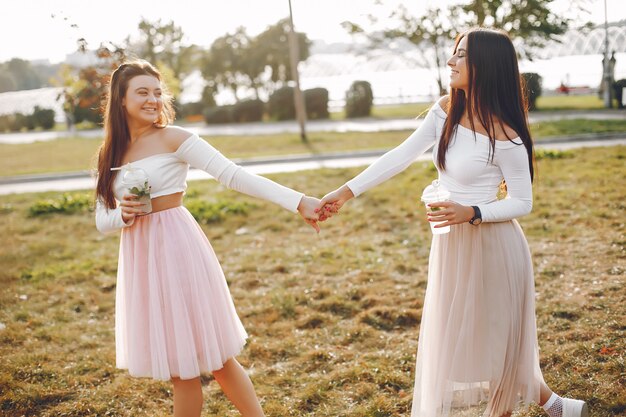 Dos chicas guapas en un parque de verano