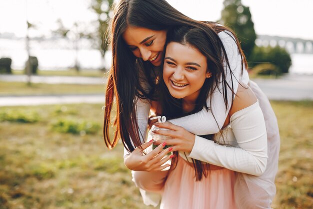 Dos chicas guapas en un parque de verano