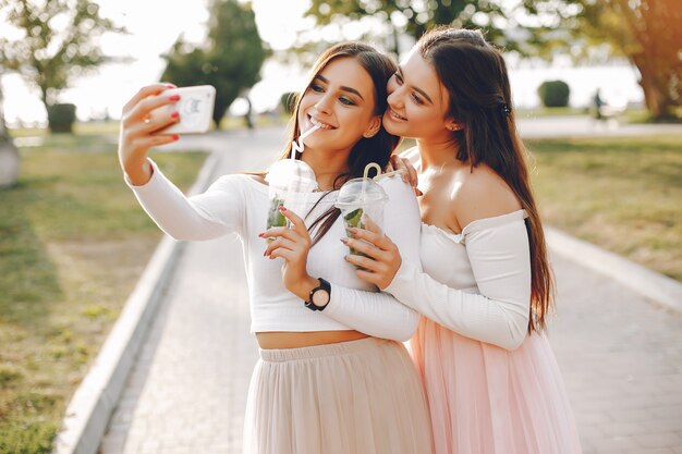 Dos chicas guapas en un parque de verano