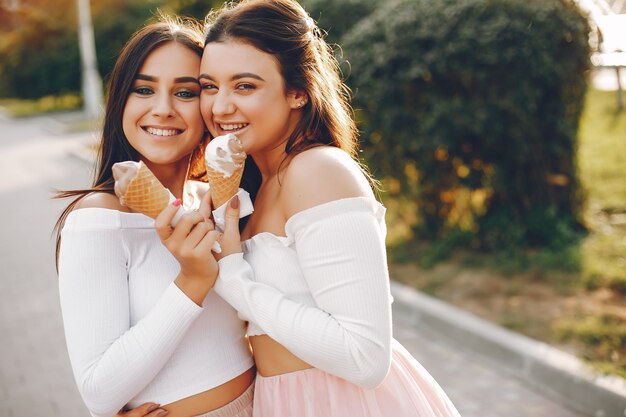 Dos chicas guapas en un parque de verano