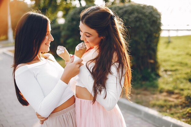 Foto gratuita dos chicas guapas en un parque de verano