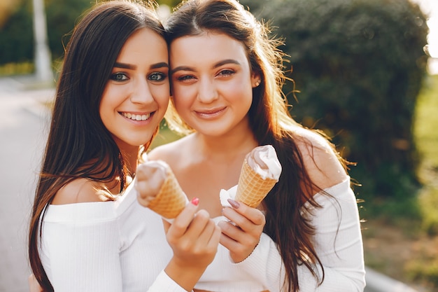 Foto gratuita dos chicas guapas en un parque de verano