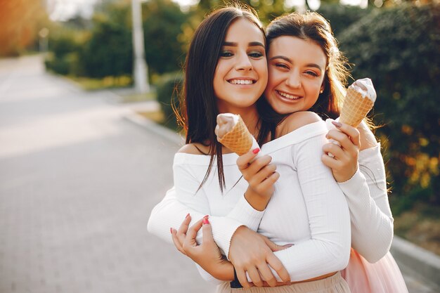 Dos chicas guapas en un parque de verano