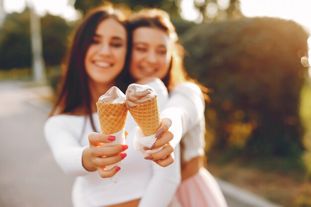 Dos chicas guapas en un parque de verano