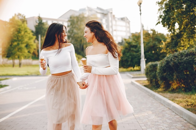 Dos chicas guapas en un parque de verano