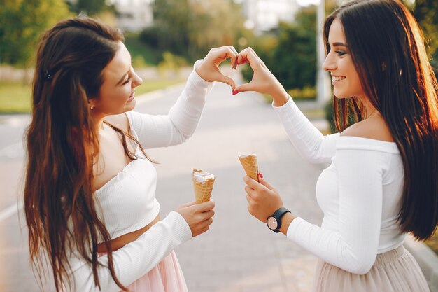 Dos chicas guapas en un parque de verano