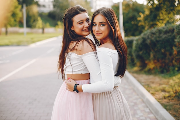 Foto gratuita dos chicas guapas en un parque de verano