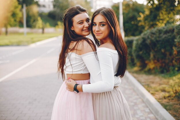 Dos chicas guapas en un parque de verano