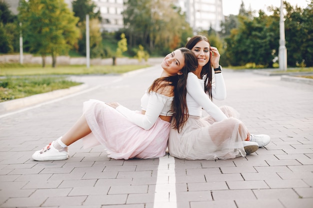 Dos chicas guapas en un parque de verano