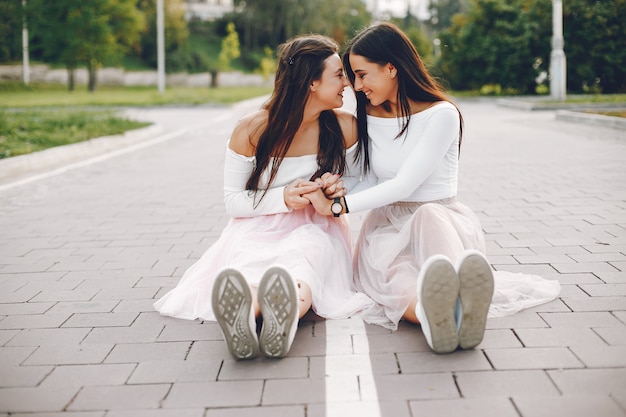 Foto gratuita dos chicas guapas en un parque de verano