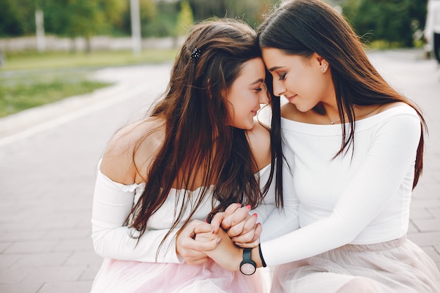 Dos chicas guapas en un parque de verano